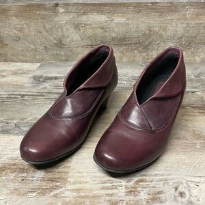 Clarks maroon slip on shoes Sz 7
